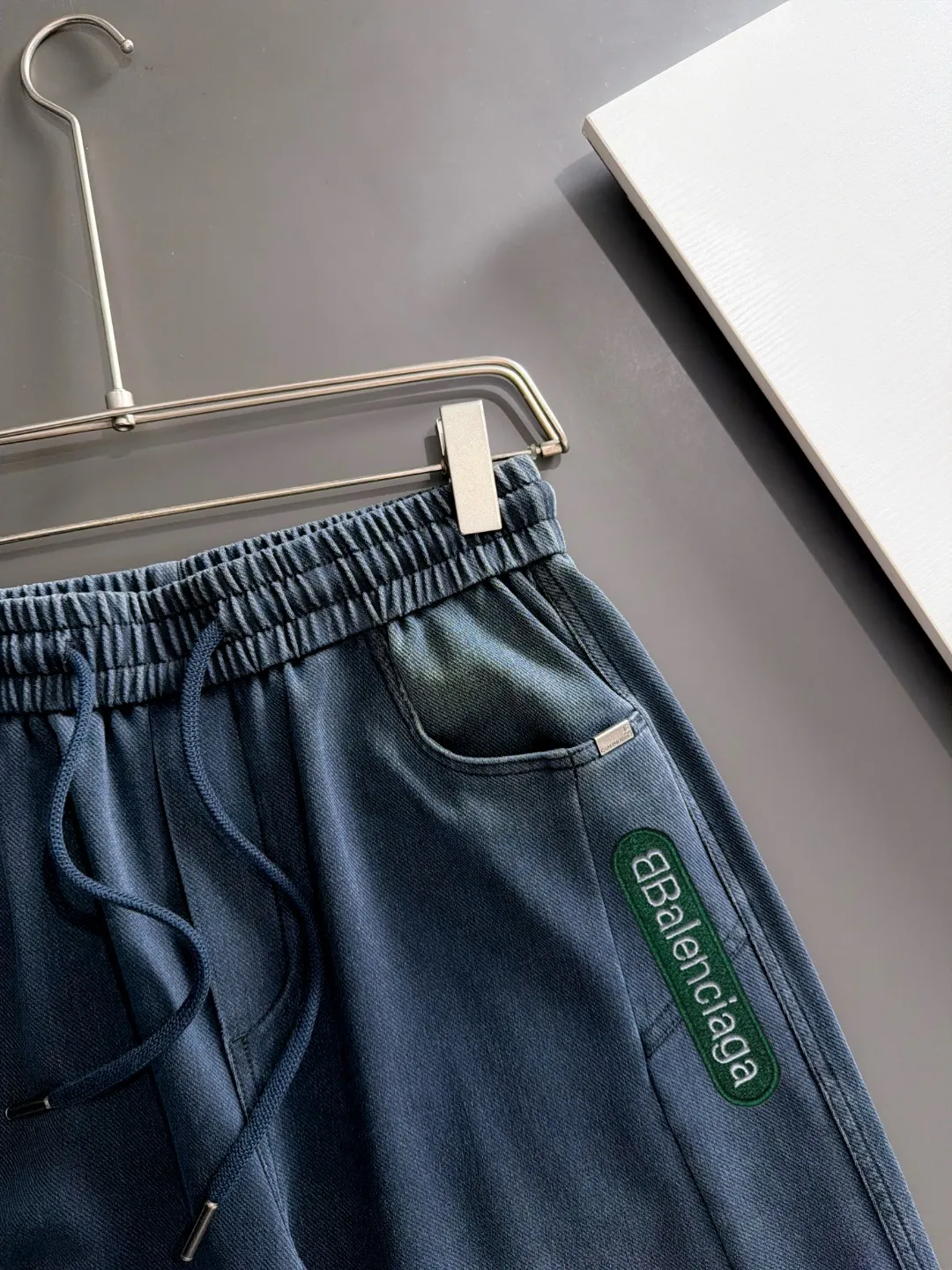 The next day we shipped the P195 Balenciaga High Quality New Arrival Elastic Casual Pants Fall/Winter 2026. The custom-made fabric at the counter has a high degree of comfort, impeccable details, and the design concept of the brand elements reflects high quality. The hand feels delicate and soft! Casual cuts and awesome upper body! Sizes: S-3XL